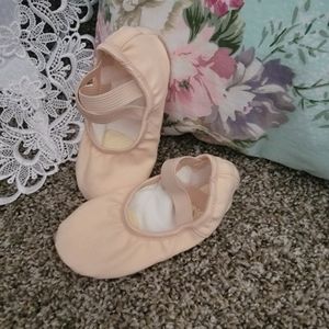 NWOT Ballet shoes. Capezio light pink Hanami ballet shoes
